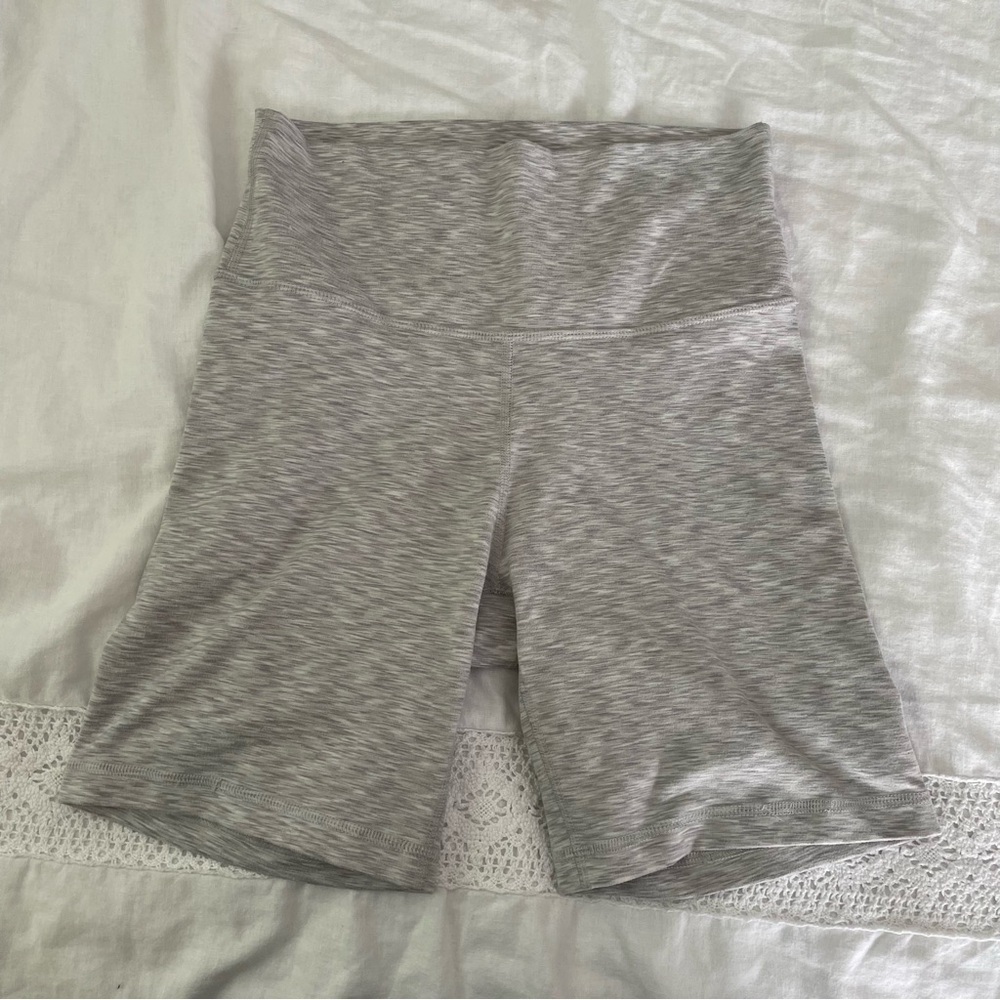 Tna MEDIUM Gray Shorts Gym Biker Pants Stretch Workout High rise artizia